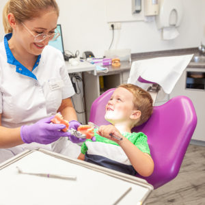 Kindje komt op Jonge leeftijd bij de tandarts in Vorden